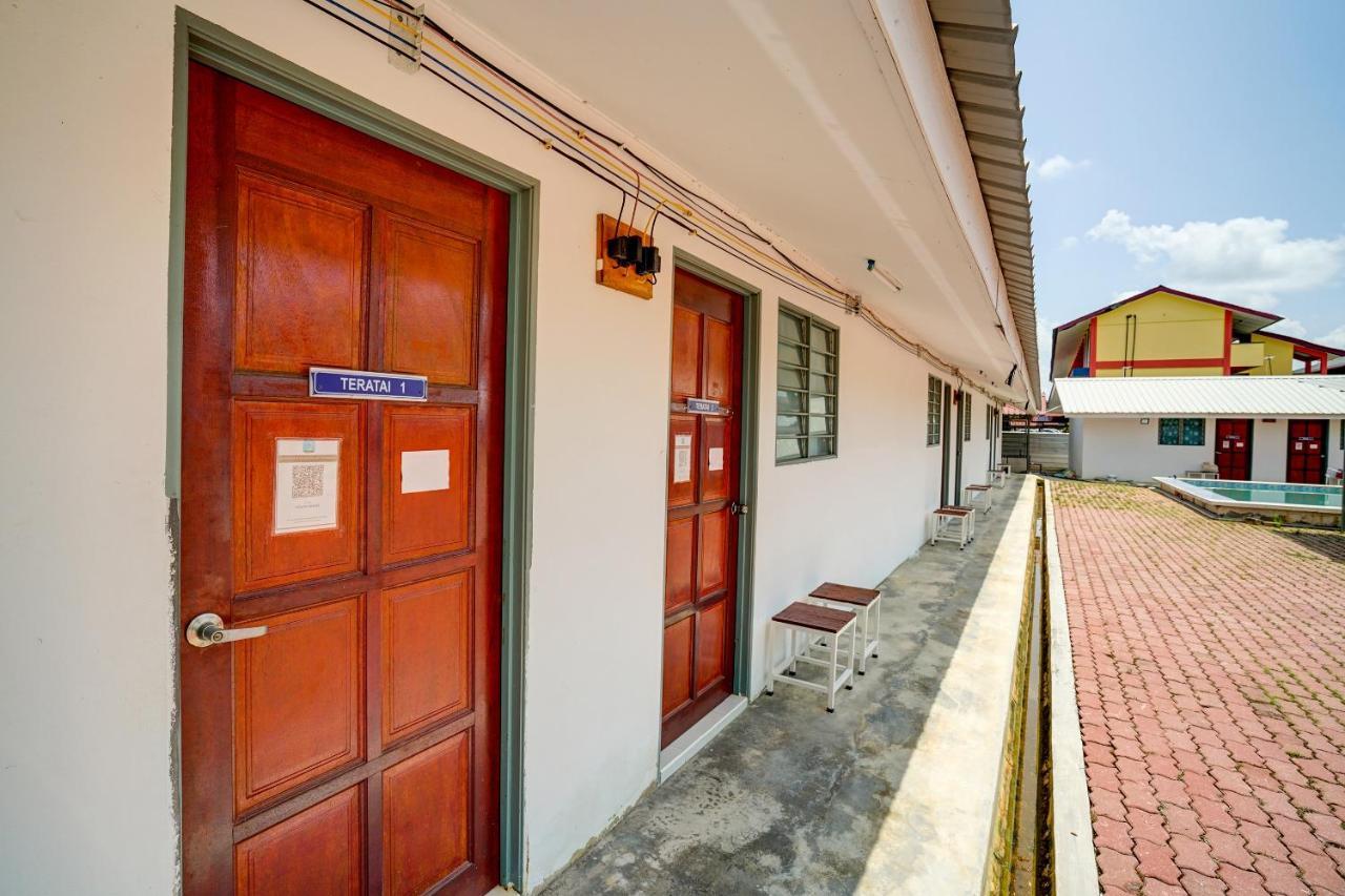 Capital O 90423 Teratai Chalet Hotel Kampong Raja Eksteriør billede