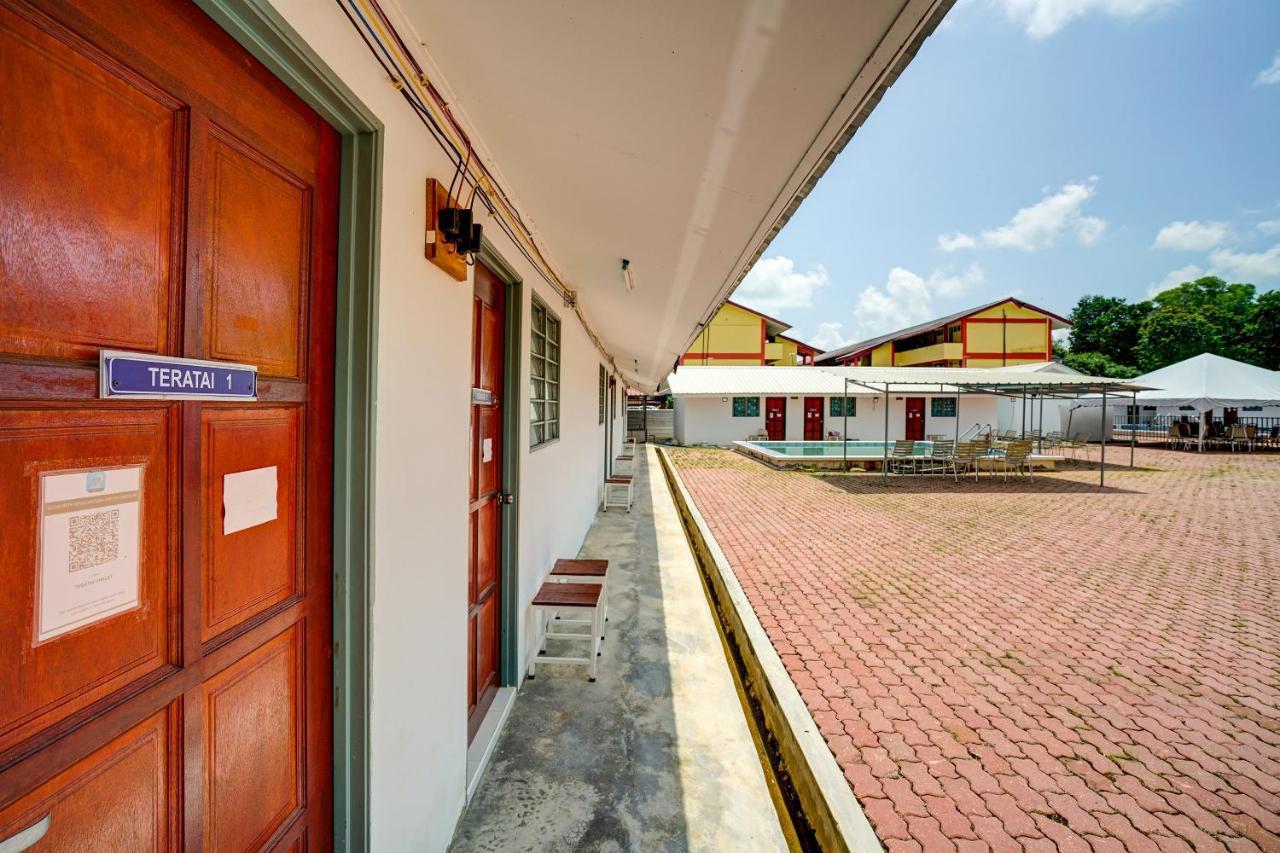 Capital O 90423 Teratai Chalet Hotel Kampong Raja Eksteriør billede