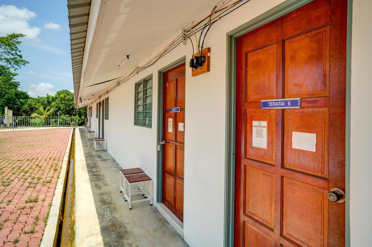 Capital O 90423 Teratai Chalet Hotel Kampong Raja Eksteriør billede
